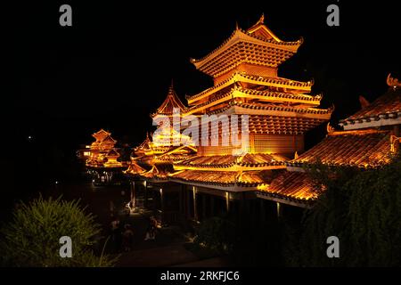 La pagode illuminée du village de la minorité Zhaoxing Dong à Shaoxing, en Chine, la nuit Banque D'Images