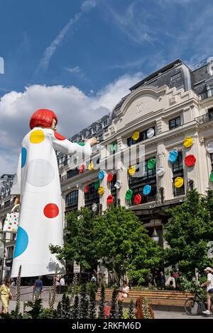 Shopping de luxe. Immense sculpture à l'image de l'artiste japonais Yayoi Kusama devant la boutique Louis Vuitton, rue du Pont neuf, Paris, France, Europe Banque D'Images