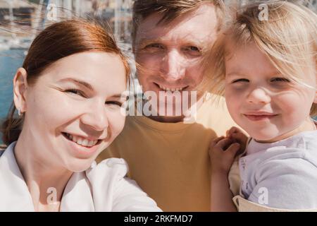 Portrait selfie d'une famille heureuse avec un petit enfant en vacances Banque D'Images