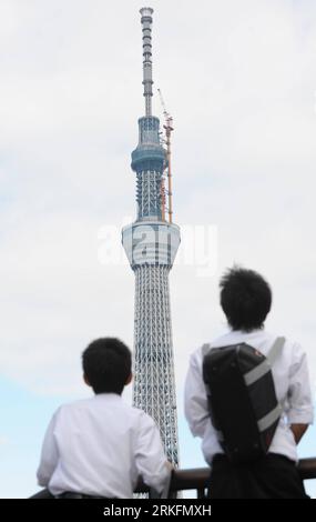 Bildnummer : 55438721 Datum : 08.06.2011 Copyright : imago/Xinhua (110608) -- TOKYO, 8 juin 2011 (Xinhua) -- regardez la tour Tokyo Sky Tree en construction à Sumida, Tokyo, Japon, 8 juin 2010. Selon l’exploitant, la nouvelle tour ouvrira le 22 mai 2012. La tour Tokyo Sky Tree, d'une hauteur de 634 mètres, est la plus haute tour autoportante du monde. (Xinhua/Kenichiro Seki) (msq) JAPON-TOKYO SKY TREE PUBLICATIONxNOTxINxCHN Bau x0x xsk 2011 hoch Bildnummer 55438721 Date 08 06 2011 Copyright Imago XINHUA 110608 Tokyo juin 8 2011 XINHUA Watch the Under Construction Tokyo Sky Tree Towe Banque D'Images