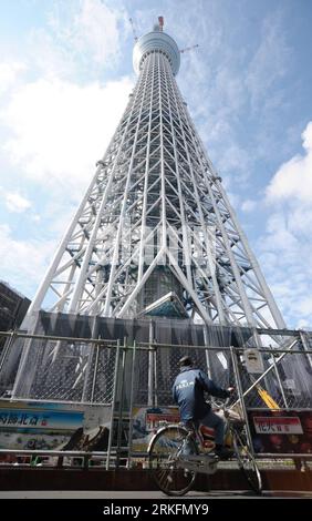 Bildnummer : 55438719 Datum : 08.06.2011 Copyright : imago/Xinhua (110608) -- TOKYO, 8 juin 2011 (Xinhua) -- un homme observe la tour Tokyo Sky Tree en construction à Sumida, Tokyo, Japon, 8 juin 2010. Selon l’exploitant, la nouvelle tour ouvrira le 22 mai 2012. La tour Tokyo Sky Tree, d'une hauteur de 634 mètres, est la plus haute tour autoportante du monde. (Xinhua/Kenichiro Seki) (msq) JAPON-TOKYO SKY TREE PUBLICATIONxNOTxINxCHN Bau x0x xsk 2011 hoch Bildnummer 55438719 Date 08 06 2011 Copyright Imago XINHUA 110608 Tokyo juin 8 2011 XINHUA un homme regarde le Tok en construction Banque D'Images