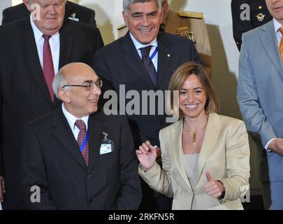 Bildnummer : 55439779 Datum : 08.06.2011 Copyright : imago/Xinhua (110609) -- BRUXELLES, 9 juin 2011 (Xinhua) -- la ministre espagnole de la Défense Carme Chacon (front R) s'entretient avec son homologue turc Mehmet Vecdi Gonul (front L) lors de la photo de famille de la réunion des ministres de la Défense de l'Organisation du Traité de l'Atlantique Nord (OTAN) à Bruxelles, Captial de Belgique, le 8 juin 2011. Les ministres de la Défense des pays de l'OTAN ont convenu de prolonger l'opération contre la Libye de 90 jours supplémentaires, jusqu'à la fin septembre. Rusmussen pensait que le départ du dirigeant libyen Mouammar Kadhafi n'était qu'une question de temps. (Xinhua/Wu Wei) BE Banque D'Images