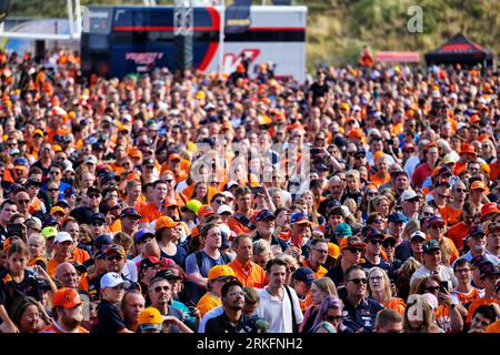 Zandvoort, pays-Bas. 25 août 2023. Fans à la scène Fanzone. 25.08.2023. Formula 1 World Championship, Rd 14, Grand Prix des pays-Bas, Zandvoort, pays-Bas, journée d'entraînement. Le crédit photo doit se lire comme suit : XPB/ . Crédit : XPB Images Ltd/Alamy Live News Banque D'Images