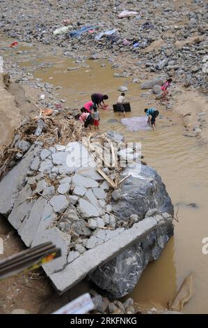 Bildnummer : 55442665 Datum : 09.06.2011 Copyright : imago/Xinhua (110609) -- WANGMO, 9 juin 2011 (Xinhua) -- laver leurs vêtements dans la rivière boueuse dans le comté de Wangmo dans la province du Guizhou du sud-ouest de la Chine, 9 juin 2011. Le ministère chinois des Finances (MOF) et le ministère des Affaires civiles ont alloué mercredi 35 millions de yuans (5,39 millions de dollars américains) pour aider les victimes des inondations provoquées par la pluie dans la province du Guizhou. Des pluies diluviennes persistantes ont fait des ravages à Guizhou depuis juin 3, forçant près de 100 000 000 personnes à évacuer. Dans le comté de Wangmo, les inondations ont fait 21 morts et laissé plus de 30 disparus. (X Banque D'Images