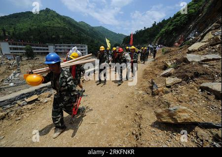 Bildnummer : 55442672 Datum : 09.06.2011 Copyright : imago/Xinhua (110609) -- WANGMO, 9 juin 2011 (Xinhua) -- des techniciens électriques travaillent dans le comté de Wangmo, dans la province du Guizhou du sud-ouest de la Chine, 9 juin 2011. Le ministère chinois des Finances (MOF) et le ministère des Affaires civiles ont alloué mercredi 35 millions de yuans (5,39 millions de dollars américains) pour aider les victimes des inondations provoquées par la pluie dans la province du Guizhou. Des pluies diluviennes persistantes ont fait des ravages à Guizhou depuis juin 3, forçant près de 100 000 000 personnes à évacuer. Dans le comté de Wangmo, les inondations ont fait 21 morts et laissé plus de 30 disparus. (Xinhua/Liu Xu Banque D'Images