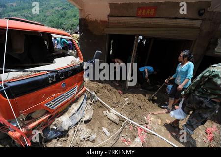 Bildnummer : 55442664 Datum : 09.06.2011 Copyright : imago/Xinhua (110609) -- WANGMO, 9 juin 2011 (Xinhua) -- nettoie les débris dans le comté de Wangmo dans la province du Guizhou du sud-ouest de la Chine, 9 juin 2011. Le ministère chinois des Finances (MOF) et le ministère des Affaires civiles ont alloué mercredi 35 millions de yuans (5,39 millions de dollars américains) pour aider les victimes des inondations provoquées par la pluie dans la province du Guizhou. Des pluies diluviennes persistantes ont fait des ravages à Guizhou depuis juin 3, forçant près de 100 000 000 personnes à évacuer. Dans le comté de Wangmo, les inondations ont fait 21 morts et laissé plus de 30 disparus. (Xinhua/Liu Xu) (xz Banque D'Images