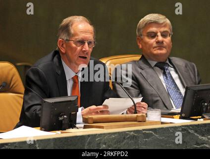 Bildnummer : 55446943 Datum : 10.06.2011 Copyright : imago/Xinhua (110610) -- NEW YORK, 10 juin 2011 (Xinhua) -- Joseph Deiss, Président de l'Assemblée générale des Nations Unies, prend la parole lors de la réunion de haut niveau sur le SIDA au siège de l'ONU à New York, États-Unis, le 10 juin 2011. L’Assemblée générale des Nations Unies a adopté vendredi une déclaration politique à l’issue de sa réunion de haut niveau de trois jours sur le sida, fixant de nouveaux objectifs ambitieux pour mettre fin au sida et ouvrant une nouvelle voie à la riposte mondiale pour les cinq prochaines années. (Xinhua/Shen Hong) (wjd) US-un-HIV/AIDS-DECLARATION PUBLICATIONxNOTxINxCHN People Banque D'Images