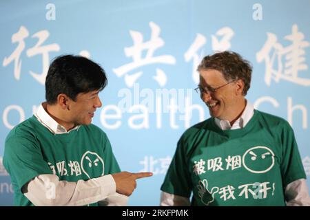 Bildnummer : 55447978 Datum : 11.06.2011 Copyright : imago/Xinhua (110611) -- PÉKIN, 11 juin 2011 (Xinhua) -- Microsoft Président et co-président de la Fondation Bill et Melinda Gates (BMGF) Bill Gates (R) sourit après lui et Robin Li, fondateur et directeur général du moteur de recherche chinois Baidu, enfilez des chemises portant le slogan dites non au tabagisme involontaire lors d'une conférence de presse à Pékin, capitale de la Chine, le 11 juin 2011. Gates et Li ont signé un accord pour former une alliance caritative dans un effort commun pour promouvoir une société sans tabac en Chine. (Xinhua/Cui Xinyu) CHINA-BEIJING-GATES FOUNDATIO Banque D'Images