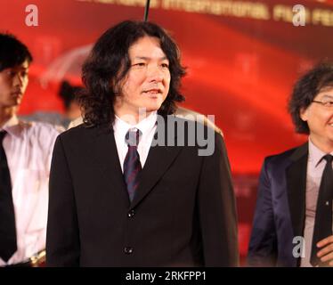 Bildnummer : 55447992 Datum : 11.06.2011 Copyright : imago/Xinhua (110611) -- SHANGHAI, 11 juin 2011 (Xinhua) -- le réalisateur japonais Shunji Iwai marche sur le tapis rouge lors de la cérémonie d'ouverture du Festival international du film de Shanghai (SIFF) à Shanghai, dans l'est de la Chine, le 11 juin 2011. Le 14e Festival international du film de Shanghai se déroule du 11 au 19 juin.(Xinhua/Liu Ying) (zgp) CHINA-SHANGHAI INTERNATIONAL FILM FESTIVAL-OPEN (CN) PUBLICATIONxNOTxINxCHN Kultur People film Filmfestival xsp x0x 2011 quadrat Bildnummer 55447992 Date 11 06 2011 Copyright Imago XINHUA Shanghai juin 11 2011 XINHUA J Banque D'Images