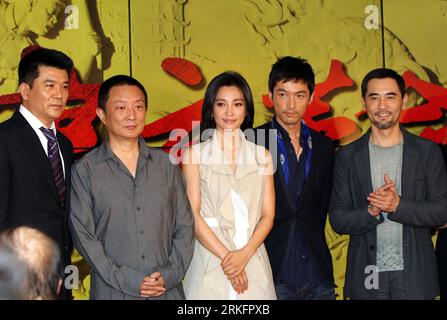 Bildnummer : 55449003 Datum : 12.06.2011 Copyright : imago/Xinhua (110612) -- SHANGHAI, 12 juin 2011 (Xinhua) -- l'acteur Sun Chun, le réalisateur Zhang Li, l'actrice Li Bingbing, l'acteur Hu GE et l'acteur Winston Chao (de gauche à droite) assistent à une conférence de presse pour publier des affiches de l'épopée historique la Révolution de 1911 à Shanghai, dans l'est de la Chine, le 12 juin 2011. Trois affiches du film étoilé, produit à un coût de plus de 100 millions de yuans (15,42 millions de dollars américains), ont été publiées dimanche. (Xinhua/Ren long) (ljh) CHINA-SHANGHAI-1911 REVOLUTION-POSTER-RELEASE (CN) PUBLICATIONxNOTxINxCHN E Banque D'Images