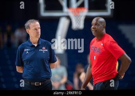 VILNIUS, LITUANIE - 11 août 2023 : match de mise au point de la coupe du monde FIBA 2023. Lituanie - France. Vincent collet, entraîneur de l'équipe de France de basket-ball en action Banque D'Images