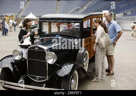 Bildnummer : 55451984 Datum : 12.06.2011 Copyright : imago/Xinhua (110613) -- HOUSTON, 13 juin 2011 (Xinhua) -- les visiteurs regardent une voiture d'époque lors d'une exposition tenue à Houston, aux États-Unis, le 12 juin, 2011.(Xinhua/Song Qiong)(yt) US-HOUSTON-VINTAGE VOITURES PUBLICATIONxNOTxINxCHN Gesellschaft xkg 2011 quer o0 Oldtimer Auto Objekte Ford Ausstellung USA Bildnummer 55451984 Date 12 06 2011 Copyright Imago XINHUA Houston juin 13 2011 XINHUA visiteurs regardent une voiture d'époque pendant l'exposition Hero à Houston aux États-Unis LE 12 2011 juin XINHUA Song Qiong YT U.S. Houston Vintage car Banque D'Images