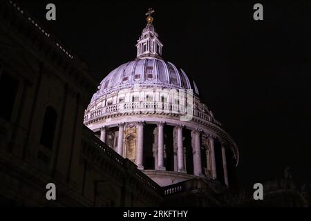 Une vue nocturne imprenable sur le dôme emblématique de la cathédrale Saint-Paul de Londres, en Angleterre, illuminé dans le ciel sombre Banque D'Images