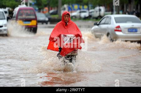 Bildnummer : 55458964 Datum : 15.06.2011 Copyright : imago/Xinhua (110615) -- NANCHANG, 15 juin 2011 (Xinhua) -- un homme conduit dans les eaux de crue dans le comté de Poyang, dans la province de Jiangxi, dans l'est de la Chine, le 15 juin 2011. Une nouvelle vague de pluies torrentielles a inondé Jiangxi à partir de la nuit du 14 juin. L'observatoire météorologique provincial a émis mercredi matin une alerte rouge, le niveau le plus élevé, pour les tempêtes et les pluies torrentielles. (Xinhua/Zhou Ke) (hdt) CHINA-JIANGXI-FLOOD (CN) PUBLICATIONxNOTxINxCHN Gesellschaft flut Überschwemmung Naturkatastrophen x0x xub 2011 quer Bildnummer 55458964 Date 15 06 2011 C Banque D'Images