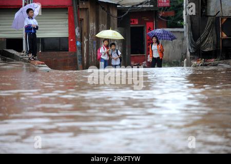 Bildnummer : 55458983 Datum : 15.06.2011 Copyright : imago/Xinhua (110615) -- NANCHANG, 15 juin 2011 (Xinhua) -- des élèves sont piégés par les eaux du comté de Poyang, dans la province de Jiangxi, dans l'est de la Chine, le 15 juin 2011. Une nouvelle vague de pluies torrentielles a inondé Jiangxi à partir de la nuit du 14 juin. L'observatoire météorologique provincial a émis mercredi matin une alerte rouge, le niveau le plus élevé, pour les tempêtes et les pluies torrentielles. (Xinhua/Zhou Ke) (hdt) CHINA-JIANGXI-FLOOD (CN) PUBLICATIONxNOTxINxCHN Gesellschaft flut Überschwemmung Naturkatastrophen x0x xub 2011 quer premiumd Bildnummer 55458983 Da Banque D'Images