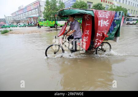 Bildnummer : 55458982 Datum : 15.06.2011 Copyright : imago/Xinhua (110615) -- NANCHANG, 15 juin 2011 (Xinhua) -- un homme conduit dans les eaux de crue dans le comté de Yugan, dans la province de Jiangxi, dans l'est de la Chine, le 15 juin 2011. Une nouvelle vague de pluies torrentielles a inondé Jiangxi à partir de la nuit du 14 juin. L'observatoire météorologique provincial a émis mercredi matin une alerte rouge, le niveau le plus élevé, pour les tempêtes et les pluies torrentielles. (Xinhua/Zhou Ke) (hdt) CHINA-JIANGXI-FLOOD (CN) PUBLICATIONxNOTxINxCHN Gesellschaft flut Überschwemmung Naturkatastrophen x0x xub 2011 quer premiumd Bildnummer 55458982 Date 15 0 Banque D'Images