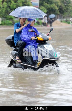 Bildnummer : 55458965 Datum : 15.06.2011 Copyright : imago/Xinhua (110615) -- NANCHANG, 15 juin 2011 (Xinhua) -- conduire dans les eaux de crue dans le comté de Yugan, dans la province de Jiangxi de l'est de la Chine, 15 juin 2011. Une nouvelle vague de pluies torrentielles a inondé Jiangxi à partir de la nuit du 14 juin. L'observatoire météorologique provincial a émis mercredi matin une alerte rouge, le niveau le plus élevé, pour les tempêtes et les pluies torrentielles. (Xinhua/Zhou Ke) (hdt) CHINA-JIANGXI-FLOOD (CN) PUBLICATIONxNOTxINxCHN Gesellschaft flut Überschwemmung Naturkatastrophen x0x xub 2011 hoch Bildnummer 55458965 Date 15 06 2011 Copyright Banque D'Images