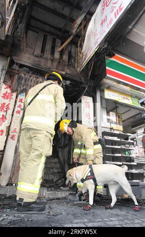 Bildnummer : 55459061 Datum : 15.06.2011 Copyright : imago/Xinhua (110615) -- HONG KONG, 15 juin 2011 (Xinhua) -- des pompiers travaillent sur un site d'incendie à Hung Hom, Hong Kong du sud de la Chine, 15 juin 2011. Quatre ont été tués et 19 autres blessés dans un incendie de bâtiment qui a éclaté ici vers 3 heures du matin mercredi. (Xinhua/lui Siu Wai) (ljh) CHINA-HONG KONG-FIRE (CN) PUBLICATIONxNOTxINxCHN Gesellschaft xub 2011 hoch o0 Feuer, Brand, HONG Kong, Bergung, Rettung, Spürhund, Hund, Tiere, Feuerwehr Bildnummer 55459061 Date 15 06 2011 Copyright Imago XINHUA Hong Kong juin 15 2011 les pompiers XINHUA travaillent CHEZ Banque D'Images