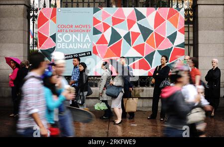 Bildnummer : 55459092 Datum : 14.06.2011 Copyright : imago/Xinhua (110615) -- NEW YORK, 15 juin 2011 (Xinhua) -- faites la queue pour visiter le Cooper-Hewitt, National Design Museum à la Cinquième Avenue pendant le Museum Mile Festival à New York, aux États-Unis, le 14 juin 2011. (Xinhua/Shen Hong)(zcc) U.S.-NEW YORK-MUSEUM MILE FESTIVAL PUBLICATIONxNOTxINxCHN Kultur Gesellschaft Kunst Festival Museumsfestival x0x xub 2011 quer Highlight premiumd Bildnummer 55459092 Date 14 06 2011 Copyright Imago XINHUA New York juin 15 2011 XINHUA Queue pour visiter le Cooper Hewitt National Design Museum À LA Cinquième A. Banque D'Images