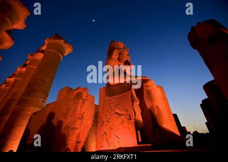 Bildnummer : 55470565 Datum : 09.05.2011 Copyright : imago/Xinhua (110617) -- , 17 juin 2011 (Xinhua) -- la photo prise le 9 mai 2011 montre la vue de nuit du temple de Louxor en Egypte. Louxor fait partie de l'ancienne Thèbes avec sa nécropole. Thèbes était la capitale de l'Égypte à la période du Moyen et du Nouveau Royaumes. Avec les temples et palais de Karnak et Louxor, et les nécropoles de la Vallée des Rois et de la Vallée des reines, Thèbes est un témoignage frappant de la civilisation égyptienne à son apogée. (Xinhua/Cai Yang)(srb) FRANCE-PARIS-UNESCO-COMITÉ DU PATRIMOINE MONDIAL-35E SESSION Banque D'Images