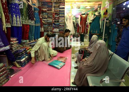 Bildnummer : 55481678 Datum : 18.06.2011 Copyright : imago/Xinhua (110618) -- KANDAHAR, le 18 juin 2011 (Xinhua) -- des femmes afghanes font du shopping dans la section féminine du bazar de la province de Kandahar, Afghanistan, le 10 mai 2011. (Xinhua/Ahmad Massoud) AFGHANISTAN-KANDAHAR-SHOPPING PUBLICATIONxNOTxINxCHN Gesellschaft xcb 2011 quer o0 Land, Leute, Wirtschaft, Einzelhandel, Laden, Geschäft, Schleier, burka Bildnummer 55481678 Date 18 06 2011 Copyright Imago XINHUA Kandahar juin 18 2011 les femmes afghanes de XINHUA font du shopping dans la section femmes S du Bazar dans la province de Kandahar en Afghanistan LE 1 mai Banque D'Images