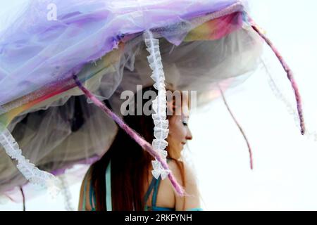 Bildnummer : 55501194 Datum : 18.06.2011 Copyright : imago/Xinhua (110619) -- NEW YORK, 19 juin 2011 (Xinhua) -- Une femme prend part à la parade annuelle de la Sirène à Coney Island à New York le 18 juin 2011. (Xinhua/Wu Jingdan) (yc) US-NEW YORK-CONEY ISLAND-MERMAID PARADE PUBLICATIONxNOTxINxCHN Gesellschaft Kultur Meerjungfrau Meerjungfrauparade Parade xdp x0x premiumd 2011 quer Bildnummer 55501194 Date 18 06 2011 Copyright Imago XINHUA New York juin 19 2011 XINHUA une femme prend part à la Parade annuelle de la Sirène À Coney Islande à New York juin 18 2011 XINHUA Wu Jingdan États-Unis New York Coney Banque D'Images