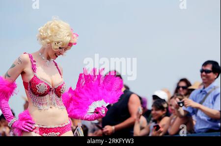 Bildnummer : 55501199 Datum : 18.06.2011 Copyright : imago/Xinhua (110619) -- NEW YORK, 19 juin 2011 (Xinhua) -- Une femme prend part à la parade annuelle de la Sirène à Coney Island à New York le 18 juin 2011. (Xinhua/Wu Jingdan) (yc) US-NEW YORK-CONEY ISLAND-MERMAID PARADE PUBLICATIONxNOTxINxCHN Gesellschaft Kultur Meerjungfrau Meerjungfrauparade Parade xdp x0x premiumd 2011 quer Bildnummer 55501199 Date 18 06 2011 Copyright Imago XINHUA New York juin 19 2011 XINHUA une femme prend part à la Parade annuelle de la Sirène À Coney Islande à New York juin 18 2011 XINHUA Wu Jingdan États-Unis New York Coney Banque D'Images