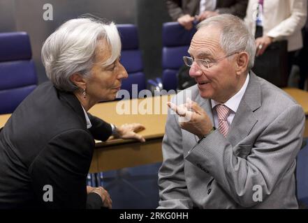 (110620)-- LUXEMBOURG, 20 JUIN 2011 (Xinhua)-- la ministre française des Finances Christine Lagarde (L) s'entretient avec le ministre des Finances de Germen Wolfgang Schaeuble avant le début de la deuxième journée de réunion des ministres des Finances de la zone euro au siège de l'UE à Luxembourg, le 20 juin 2011. (Xinhua/Thierry Monasse) (djj) RÉUNION DES MINISTRES DES FINANCES LUXEMBOURG-ZONE EURO-PUBLICATIONxNOTxINxCHN 110620 Luxembourg juin 20 2011 les ministres français des Finances de XINHUA Christine Lagarde s entretiens avec les ministres des Finances de Germen Wolfgang Schaeuble avant le début de la deuxième journée de réunion des ministres des Finances de la zone euro AU siège de l'UE Banque D'Images
