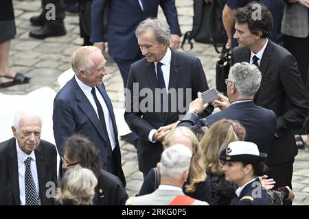 François-Henri Pinault, homme d'affaires français, président-directeur général de Kering, Bernard Arnault, chef de file mondial du groupe de luxe LVMH et Antoine Arnault, directeur général de LVMH Holding Company, lors de l'hommage national de Jean-Louis Georgelin qui s'est tenu à l'Hôtel des Invalides à Paris le 25 août 2023. Ancien chef d'état-major des armées et PDG de l'établissement public chargé de la conservation et de la restauration de la cathédrale notre-Dame de Paris, Jean-Louis Georgelin est décédé vendredi 18 août à 74 heures. Photo Eliot Blondet/ABACAPRESS.COM Banque D'Images