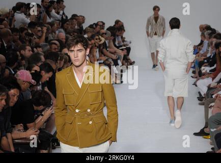 Bildnummer : 55526907 Datum : 20.06.2011 Copyright : imago/Xinhua (110621) -- MILAN, 21 juin 2011 (Xinhua) -- des mannequins présentent des créations de Z Zegna lors de l'exposition des collections masculines Printemps/été 2012 de la semaine de la mode de Milan à Milan, dans le nord de l'Italie, le 20 juin 2011. (Xinhua/Wang Qingqin) (lhh) ITALY-MILAN-FASHION-Z ZEGNA PUBLICATIONxNOTxINxCHN Kultur Entertainment Mailand Modewoche Modenschau x0x xkg 2011 quer Aufmacher premiumd Bildnummer 55526907 Date 20 06 2011 Copyright Imago XINHUA Milan juin 21 2011 les mannequins XINHUA présentent les créations de Z Zegna lors de la Fashion week de Milan hommes S Printemps été Banque D'Images