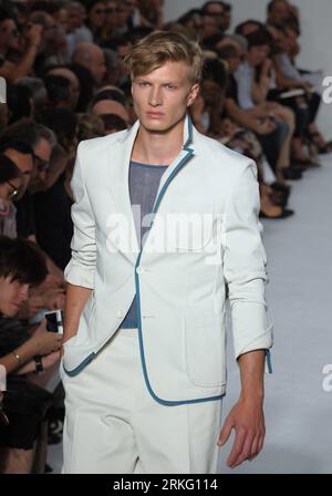 Bildnummer : 55526896 Datum : 20.06.2011 Copyright : imago/Xinhua (110621) -- MILAN, 21 juin 2011 (Xinhua) -- un mannequin présente une création de Z Zegna lors du défilé des collections hommes Printemps/été 2012 de la semaine de la mode de Milan à Milan, dans le nord de l'Italie, le 20 juin 2011.(Xinhua/Wang Qingqin) (lhh) ITALY-MILAN-FASHION-Z ZEGNA PUBLICATIONxNOTxINxINxCHN Kultur Entertainment Mailand Modewoche Modenschau x0x 2011 hoch Bildnummer 55526896 Date 20 06 2011 Copyright Imago XINHUA Milan juin 21 2011 XINHUA un modèle présente une création de Z Zegna lors de la Fashion week de Milan hommes S Printemps été 2012 Colletti Banque D'Images