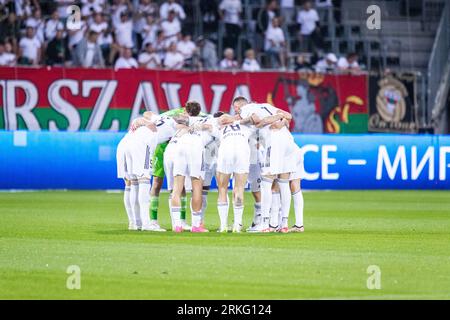 Herning, Danemark. 24 août 2023. Les joueurs de Legia Warszawa se réunissent dans un caucus lors du match de qualification de l'UEFA Conference League entre le FC Midtjylland et Legia Warszawa au MCH Arena de Herning. (Crédit photo : Gonzales photo/Alamy Live News Banque D'Images