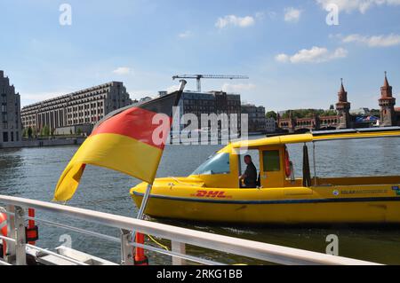 Berlin, Allemagne. 24 août 2023. Vue d'un navire solaire Deutsche Post DHL alimenté électriquement sur la Spree, Berlin, Allemagne, 24 août 2023. Deutsche Post DHL Group va poursuivre le développement du transport de colis par eau à Berlin. Crédit : Zapotocky Ales/CTK photo/Alamy Live News Banque D'Images