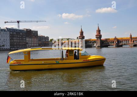 Berlin, Allemagne. 24 août 2023. Vue d'un navire solaire Deutsche Post DHL alimenté électriquement sur la Spree, Berlin, Allemagne, 24 août 2023. Deutsche Post DHL Group va poursuivre le développement du transport de colis par eau à Berlin. Crédit : Zapotocky Ales/CTK photo/Alamy Live News Banque D'Images