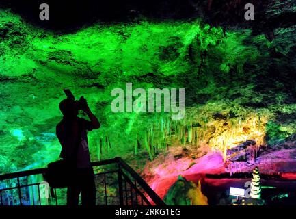 Bildnummer : 55530771 Datum : 20.06.2011 Copyright : imago/Xinhua (110621) -- LUOYANG, 21 juin 2011 (Xinhua) -- Un touriste prend des photos dans la grotte de Jiguan, à 3 kilomètres à l'ouest du comté de Luanchuan à Luoyang, dans la province du Henan centrale de la Chine, le 20 juin 2011. La grotte de Jiguan est célèbre pour la forme de relief karstique à l'intérieur. La grotte, qui faisait quelque 5 600 mètres de profondeur et était pleine de stalactites éblouissantes, stalagmites, piliers de pierre et ainsi de suite, attire de nombreux visiteurs. (Xinhua/Wang Song) (dy) CHINA-HENAN-LUOYANG-JIGUAN CAVE (CN) PUBLICATIONxNOTxINxCHN Gesellschaft Höhle xsk 2011 quer o0 Höhle, Beleuchtung, Stalagmit, Banque D'Images