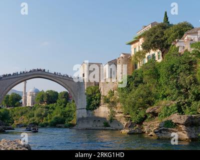 Rivière Neretva et Stari Most (vieux pont) avec la mosquée Koski-Mehmed Pacha derrière à Mostar, Bosnie-Herzégovine, 20 août 2023. Banque D'Images