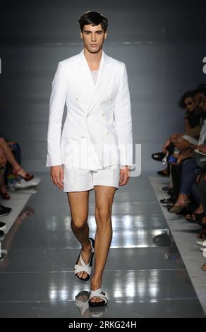 Bildnummer : 55534297 Datum : 22.06.2011 Copyright : imago/Xinhua (110622) -- MILAN, 22 juin 2011 (Xinhua) -- Un modèle présente une création de ports 1961 pendant la Fashion week Printemps/été 2012 à Milan, Italie, le 21 juin 2011. (Xinhua/Wei Peng)(jl) ITALY-MILAN-FASHION SHOW-PORTS 1961 PUBLICATIONxNOTxINxCHN Kultur Entertainment Modewoche mode Modenschau Herrenmode xdf x0x 2011 hoch premiumd Bildnummer 55534297 Date 22 06 2011 Copyright Imago XINHUA Milan juin 22 2011 XINHUA un modèle présente une création de ports 1961 lors de la Fashion week hommes S Printemps été 2012 à Milan Banque D'Images