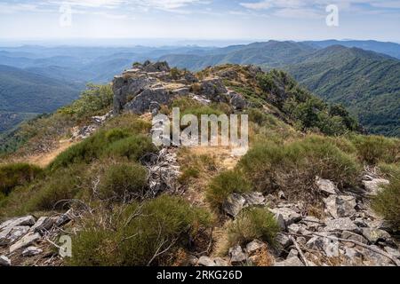 Paysage montagneux pittoresque dans le parc national des Cévennes près de St Jean du Gard, Gard, France Banque D'Images