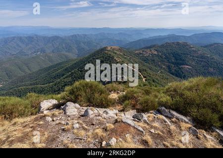 Panorama de montagne pittoresque dans le Parc National des Cévennes près de St Jean du Gard, Gard, France Banque D'Images