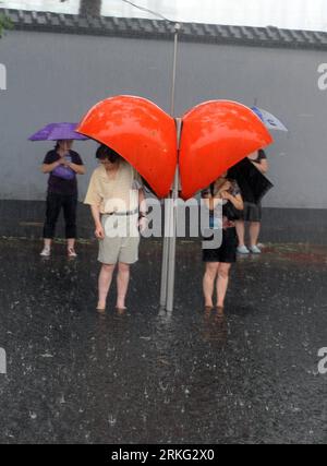 Bildnummer : 55538599 Datum : 23.06.2011 Copyright : imago/Xinhua (110623) -- PÉKIN, 23 juin 2011 (Xinhua) -- se cacher de la pluie sous des cabines téléphoniques dans une rue de Pékin, capitale de la Chine, 23 juin 2011. Les pluies torrentielles ont frappé la capitale chinoise jeudi après-midi. Les tempêtes ont retardé les vols, ralenti la circulation routière et perturbé le fonctionnement de deux lignes de métro aux heures de pointe de l'après-midi. (Xinhua/Li Wen) (zhs) CHINA-BEIJING-RAINSTORM (CN) PUBLICATIONxNOTxINxCHN Gesellschaft Unwetter Überschwemmung Straße Verkehr x0x Regen xbs 2011 hoch Bildnummer 55538599 Date 23 06 2011 Copyright Imago Banque D'Images