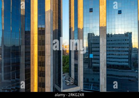Une vue aérienne d'un horizon urbain animé, avec des bâtiments qui se reflètent sur les surfaces vitreuses ci-dessous Banque D'Images