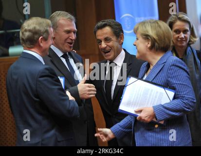 Bildnummer : 55540162 Datum : 23.06.2011 Copyright : imago/Xinhua (110623) -- BRUXELLES, 23 juin 2011 (Xinhua) -- le président français Nicolas Sarkozy (2e R) s'entretient avec le Premier ministre irlandais Enda Kenny (1e L), le Premier ministre belge Yves Leterme (2e L) et la chancelière allemande Angela Merkel lors du sommet de l'UE à Bruxelles, capitale de la Belgique, le 23 juin 2011. Les dirigeants de l’Union européenne (UE) se sont réunis jeudi pour un sommet de deux jours qui sera certainement dominé par l’aggravation de la crise de la dette grecque. (Xinhua/Wu Wei) (wjd) BELGIQUE-UE-OUVERTURE DU SOMMET PUBLICATIONxNOTxINxCHN People Politik eu Gipfel xcb Banque D'Images