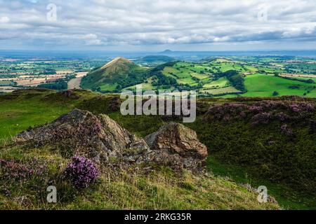 Vue depuis les remparts sur le sommet de Caer Caradoc Hill regardant vers le Lawley et le Wrekin, Shropshire Hills AONB, Shropshire, Angleterre Banque D'Images