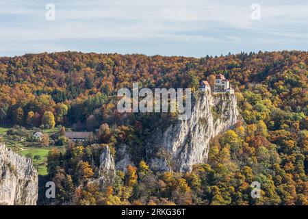 Château de Bronnen dans la haute vallée du Danube, vue depuis le rocher de Knopfmacherfelsen en automne, Parc naturel du Haut Danube, Alb souabe, Allemagne Banque D'Images