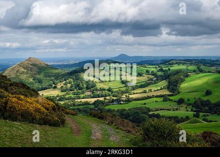 Vue de Caer Caradoc Hill en regardant vers le Lawley et le Wrekin, Shropshire Hills AONB, Shropshire, Angleterre Banque D'Images