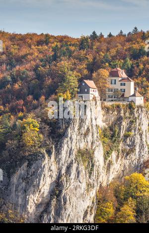 Château de Bronnen dans la haute vallée du Danube, vue depuis le rocher de Knopfmacherfelsen en automne, Parc naturel du Haut Danube, Alb souabe, Allemagne Banque D'Images