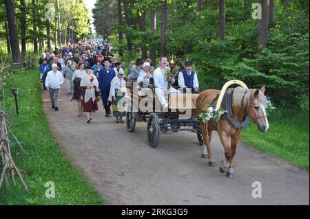 Bildnummer : 55541143 Datum : 23.06.2011 Copyright : imago/Xinhua (110624) -- TALLINN, 24 juin 2011 (Xinhua) -- en costume traditionnel, préparez-vous à participer au festival de la mi-été dans la banlieue de Tallinn, Estonie, le 23 juin 2011. Les résidents locaux ont célébré le festival Midsummer du 23 au 24 juin en Estonie. (Xinhua/Viktor)(axy) ESTONIA-TALLINN-MIDSUMMER FESTIVAL PUBLICATIONxNOTxINxCHN Gesellschaft Reisen Kultur Land Leute Tradition x0x xsk 2011 quer Bildnummer 55541143 Date 23 06 2011 Copyright Imago XINHUA Tallinn juin 24 2011 XINHUA en costume traditionnel se préparer à prendre part à Th Banque D'Images