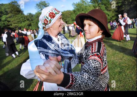 Bildnummer : 55541147 Datum : 23.06.2011 Copyright : imago/Xinhua (110624) -- TALLINN, 24 juin 2011 (Xinhua) -- en danse costumée traditionnelle lors de la participation au festival Midsummer dans la banlieue de Tallinn, Estonie, le 23 juin 2011. Les résidents locaux ont célébré le festival Midsummer du 23 au 24 juin en Estonie. (Xinhua/Viktor)(axy) ESTONIA-TALLINN-MIDSUMMER FESTIVAL PUBLICATIONxNOTxINxCHN Gesellschaft Reisen Kultur Land Leute Tradition x0x xsk 2011 quer Bildnummer 55541147 Date 23 06 2011 Copyright Imago XINHUA Tallinn juin 24 2011 XINHUA en costume traditionnel danse tout en prenant part Banque D'Images