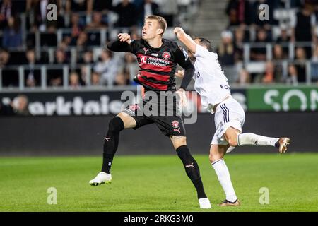 Herning, Danemark. 24 août 2023. Charles (35) du FC Midtjylland et Yuri Ribeiro (5) du Legia Warszawa vus lors du match de qualification de l'UEFA Conference League entre le FC Midtjylland et le Legia Warszawa au MCH Arena de Herning. (Crédit photo : Gonzales photo/Alamy Live News Banque D'Images