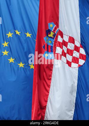 Bildnummer : 55543750 Datum : 25.06.2011 Copyright : imago/Xinhua (110624) -- ZAGREB, 24 juin 2011 (Xinhua) -- des drapeaux croates et européens sont visibles sur le bâtiment du ministère des Affaires étrangères à Zagreb, capitale de la Croatie, le 24 juin 2011. La chancelière allemande Angela Merkel a déclaré vendredi que les dirigeants européens avaient accepté l adhésion de la Croatie en tant que nouveau membre de l UE. (Xinhua/Miso Lisanin) (zf) CROATIE-MEMBRE DE l'UE PUBLICATIONxNOTxINxCHN x0x Politik Symbol eu Europäische Union Mitgliedsstaaten neu Aufnahme Beitritt premiumd xng 2011 hoch Bildnummer 55543750 Date 25 06 2011 Copyright Imago XINHUA Zagreb J Banque D'Images